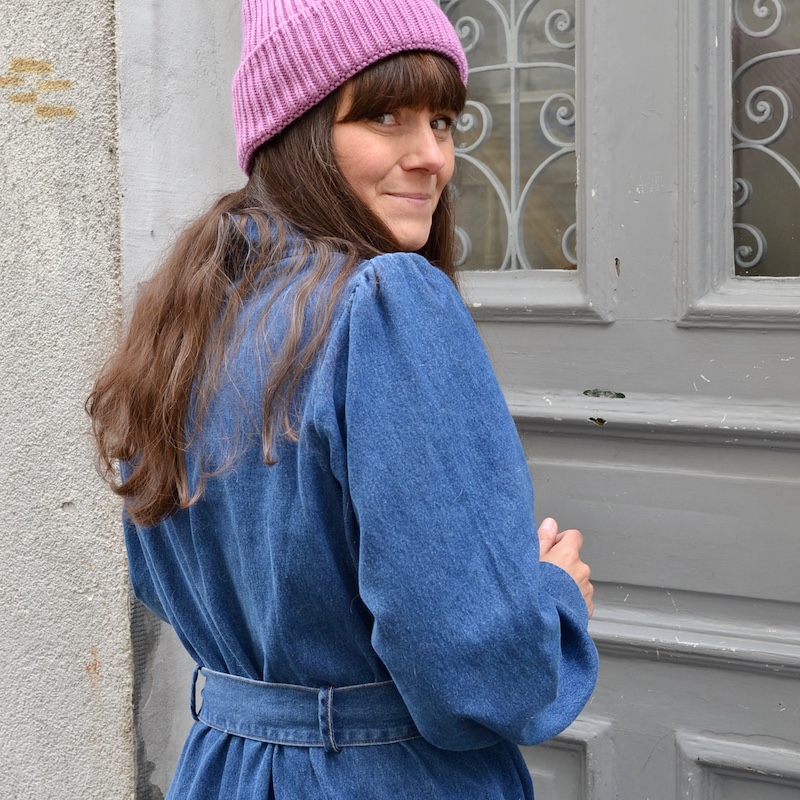 Jeanskleid mit Knopfleiste und Gürtel – Bild 4