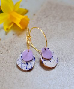 Kleine Creole Drops, white with kobalt speckles/lavender